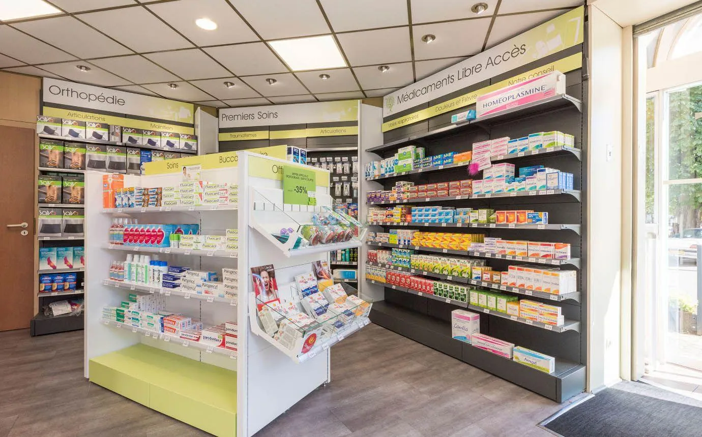 Optimisez l’espace de vente de votre pharmacie grâce à un aménagement sur mesure, alliant design architectural personnalisé et mobilier fonctionnel. Une solution clé pour améliorer l'expérience client tout en respectant les normes d'accessibilité